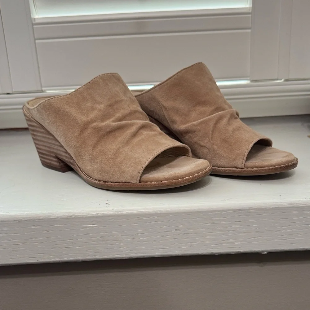 Sofft Women's Tan Suede Sandals, leather lined footbed. Non-slip sole.